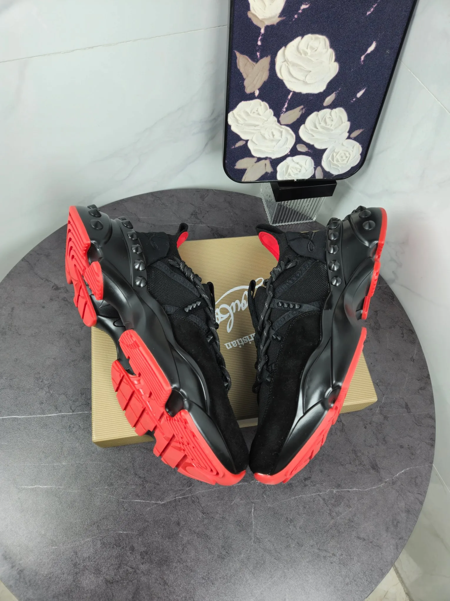 Men's shoes 💰700 Fashionable brand Chri*stian loubou*tin original single item New CL red-soled shoes latest series for casual couples, uppers are made of imported Lycra + high-density breathable fly weave, environmentally friendly high-elastic suction mold feet will never delaminate, the outsole is made of super non-slip and wear-resistant PU + vacuuming Two-color combination Size: Female 35-43 Male 38-47 Comes with a handbag, card, shoehorn "full package